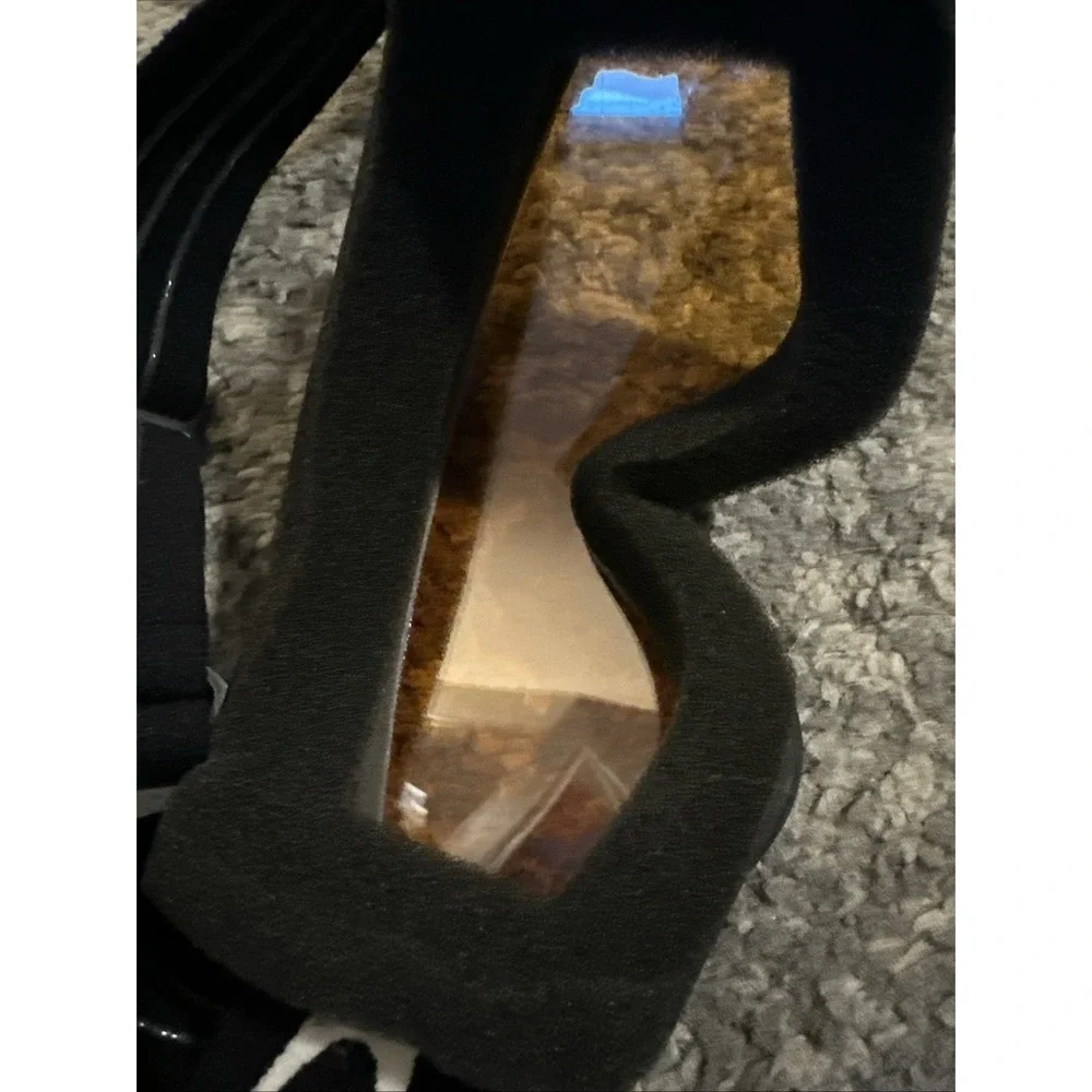 Oakley  Ski/Snowboard Goggles Amber Lens Black White Head strap